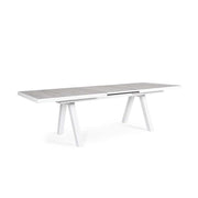 Krém színű kortárs kerti étkezőasztal.