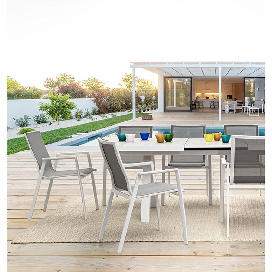 Fehér színű modern kerti szék kortárs teraszon.