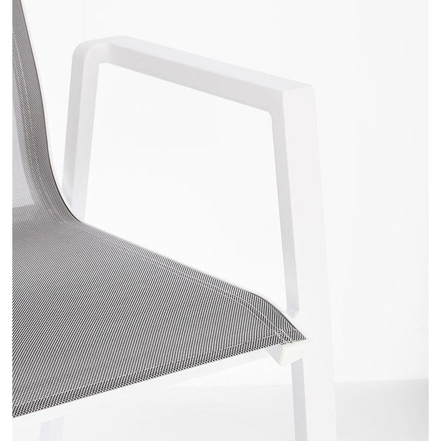 Fehér színű modern kerti szék.