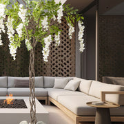 Csavart törzsű, fehér színű mű lilaakác fa.