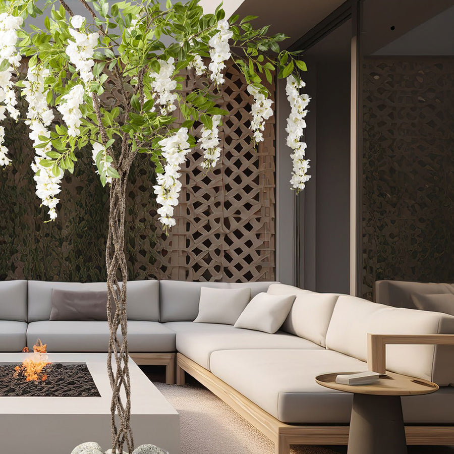 Csavart törzsű, fehér színű mű lilaakác fa.