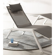 Fehér színű napozóágy.