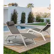 Fehér színű napozóágy.