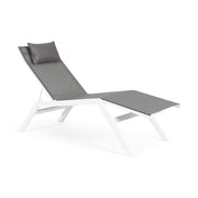 Fehér színű napozóágy.