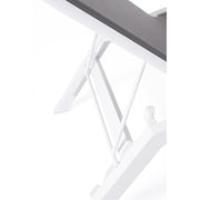 Fehér színű napozóágy.