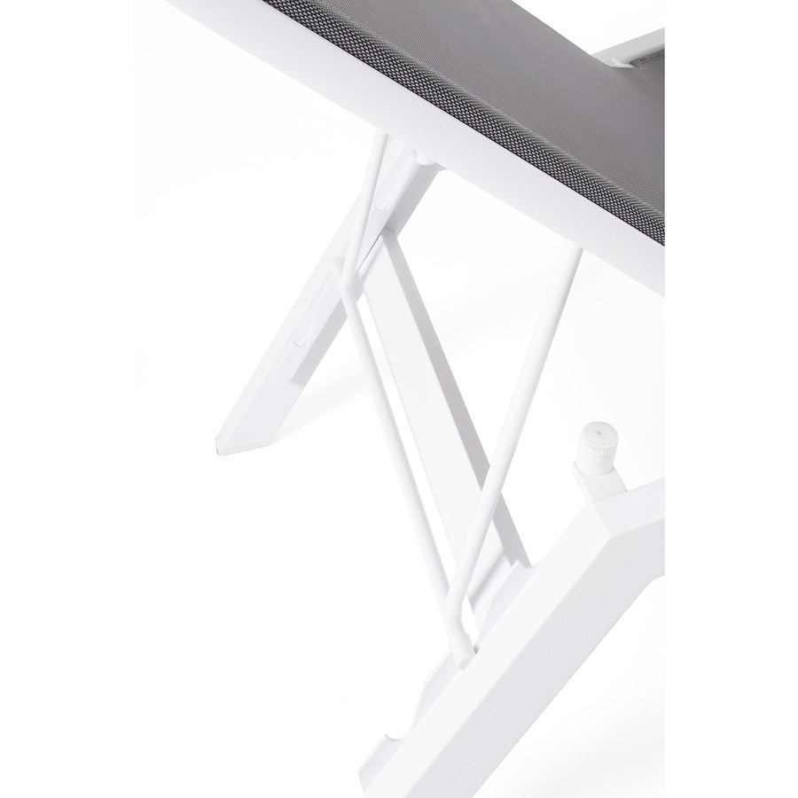 Fehér színű napozóágy.