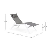 Fehér színű napozóágy.