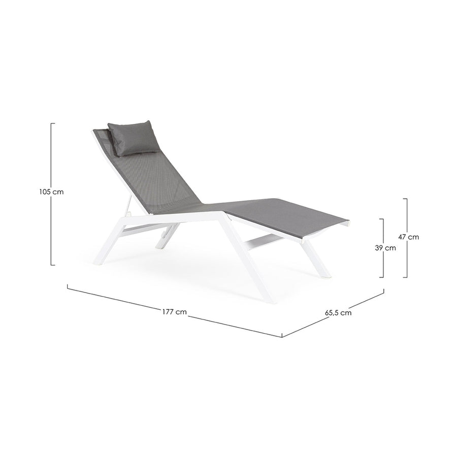 Fehér színű napozóágy.