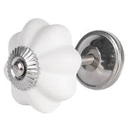 Vintage stílusú, fehér kerámia bútorfogantyú oldalnézetből, fém rögzítőelemmel.