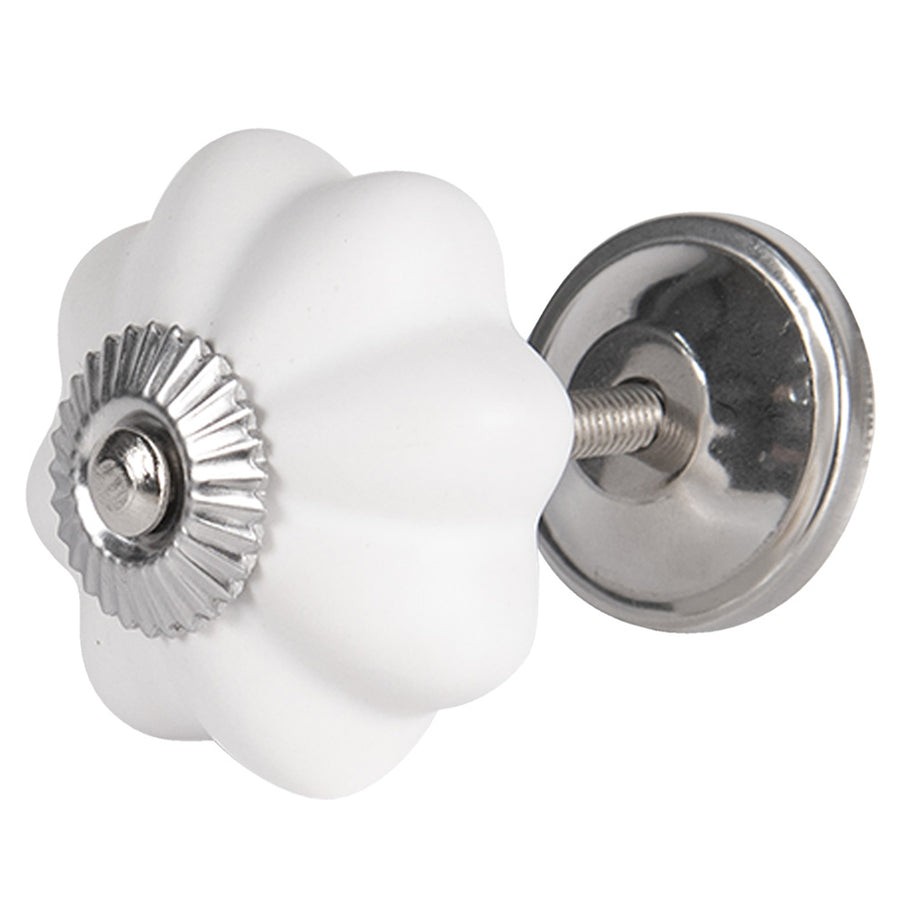 Vintage stílusú, fehér kerámia bútorfogantyú oldalnézetből, fém rögzítőelemmel.