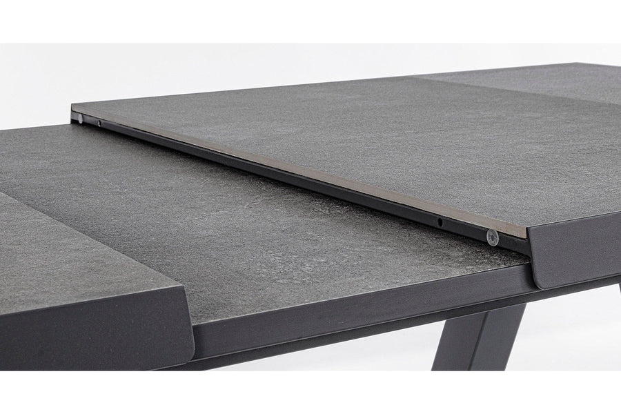 Fekete színű modern kerti asztal.