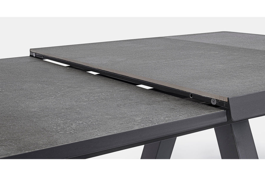 Fekete színű modern kerti asztal.