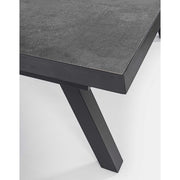 Fekete színű modern kerti asztal.