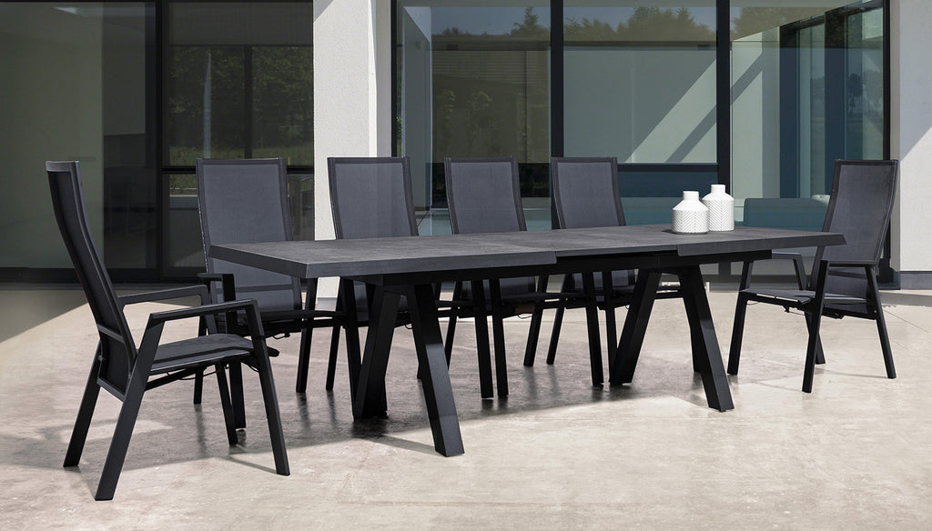 Fekete színű modern kerti asztal teraszon.