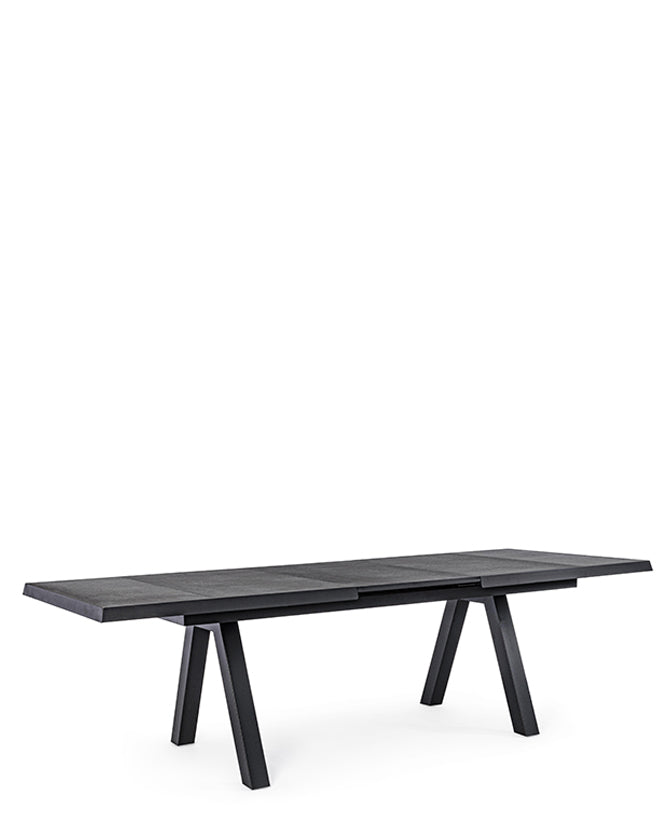 Fekete színű modern kerti asztal.