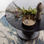 Kerek formájú, mélyfekete színű, dizájn étkezőasztal.