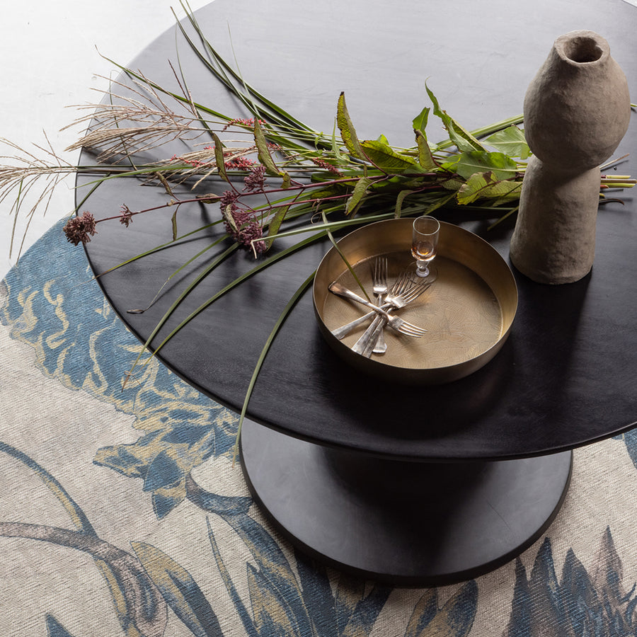 Kerek formájú, mélyfekete színű, dizájn étkezőasztal.