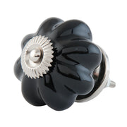 Vintage stílusú, fekete kerámia bútorfogantyú oldalnézetből, fém rögzítőelemmel.