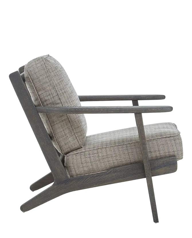 Amerikai tölgyből készült, szürke színű gyapjúpárnákkal kialakított fotel.