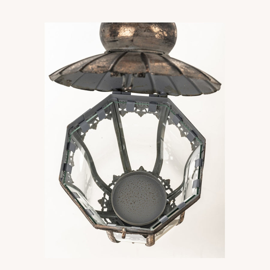 Antikolt felületű, konzolos fém fali lámpás.