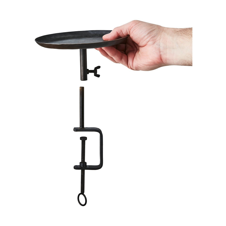 Fekete színű, vasból készült, kézműves gyertyatartó.