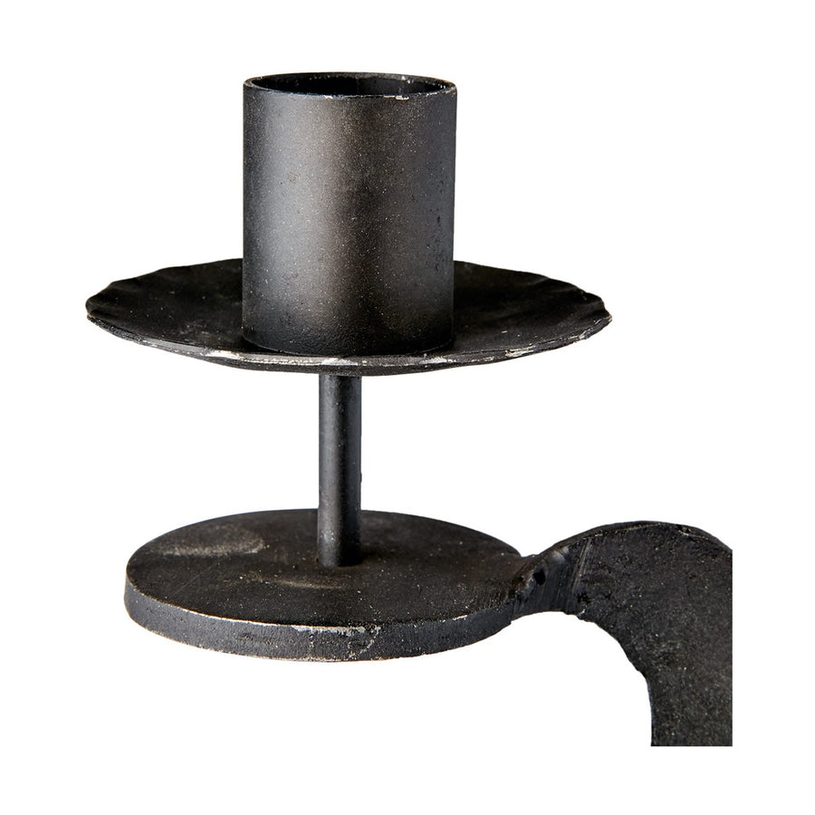 Kovácsoltvasból készült, kézműves gyertyatartó.