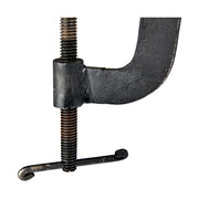 Kovácsoltvasból készült, kézműves gyertyatartó.