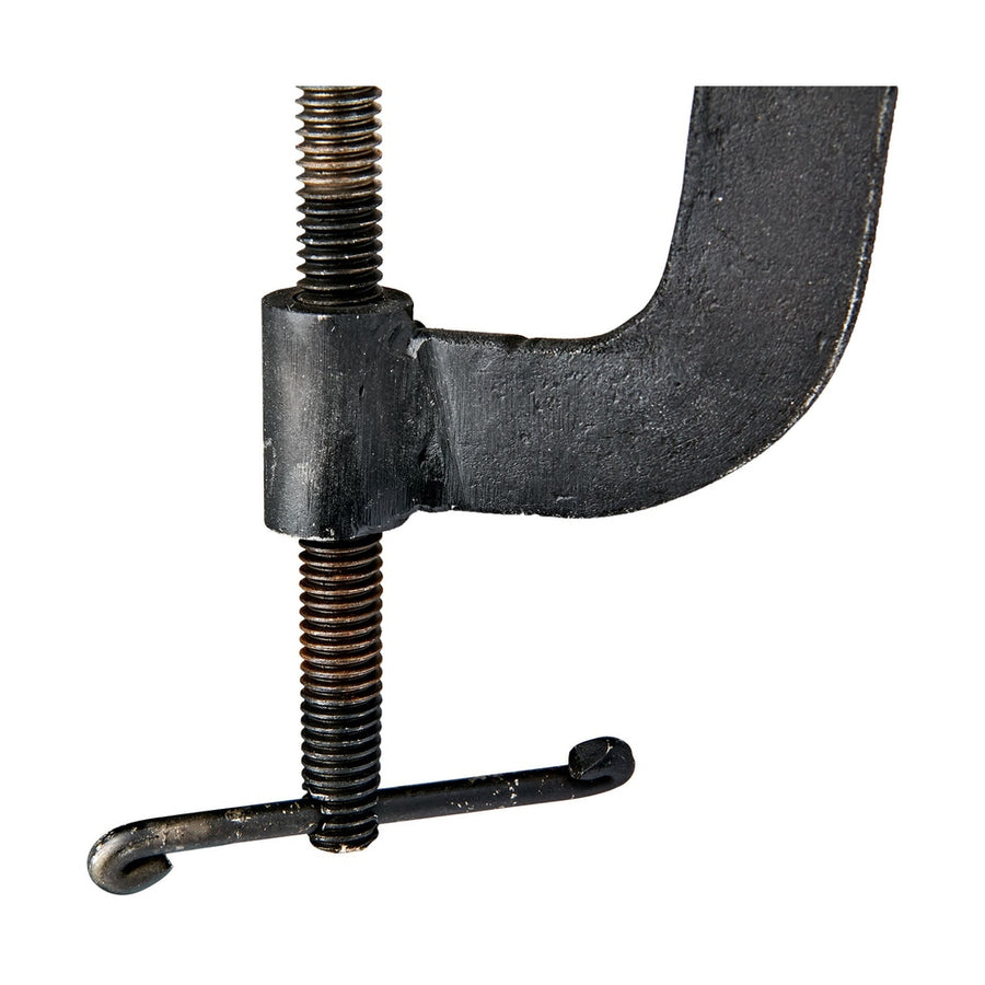 Kovácsoltvasból készült, kézműves gyertyatartó.