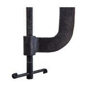 Fekete színű, vasból készült, kézműves gyertyatartó.