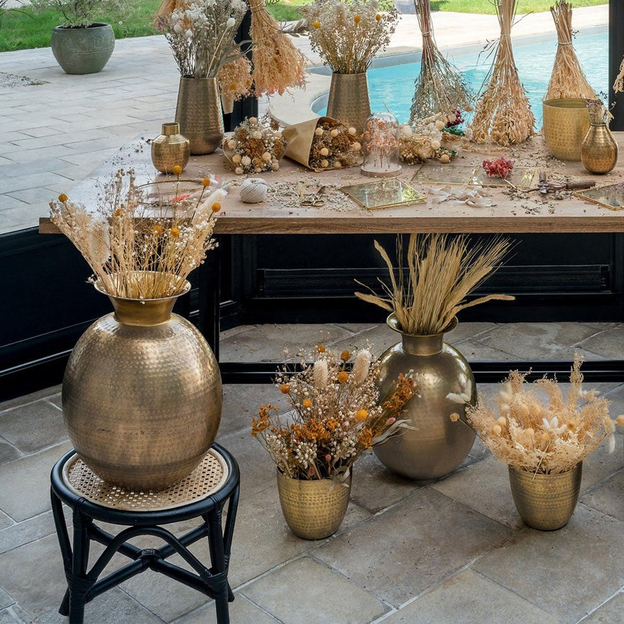 Antikolt felületű, rézszínű, kalapált fémből készült kézműves kaspó.