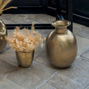 Antikolt felületű, rézszínű, kalapált fémből készült kézműves kaspó.