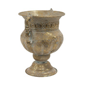 Aranyszínű, serlegformájú fémkaspó dekoratív fülekkel.