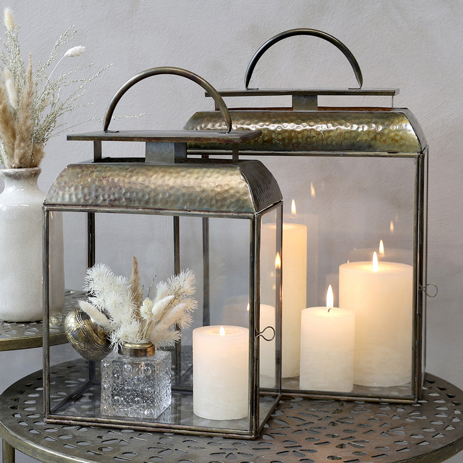 Rézszínű fém lámpás gyertyákkal.