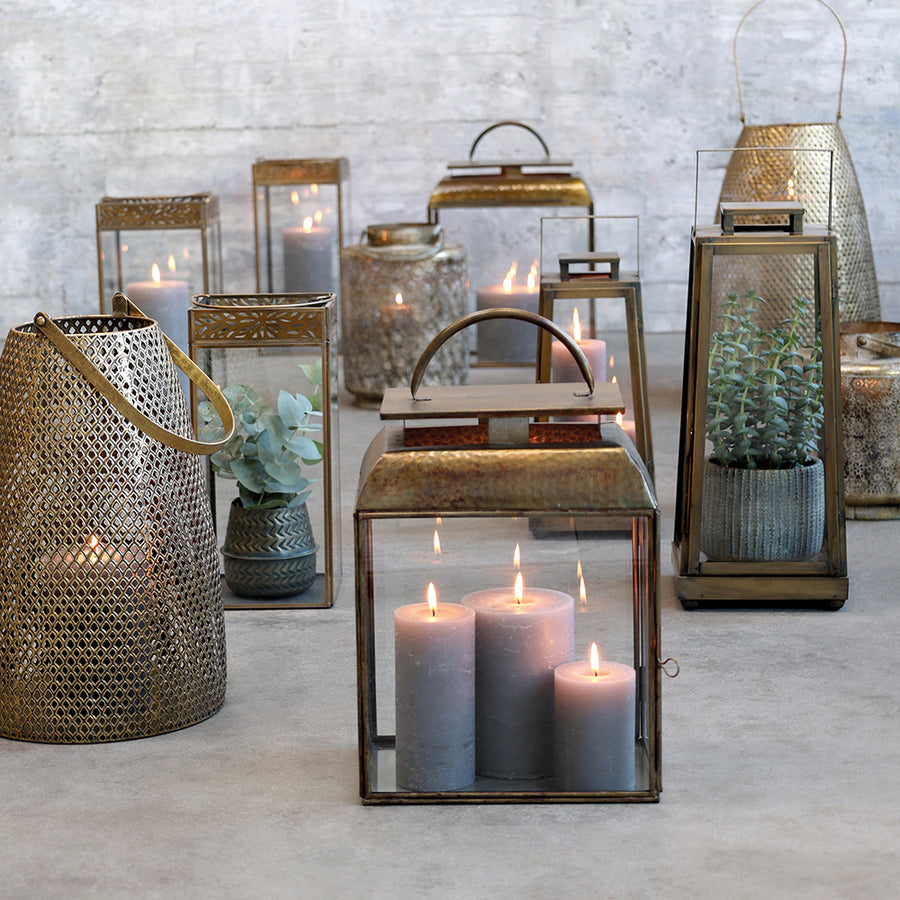 Rézszínű fém lámpások.