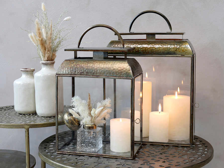 Rézszínű fém lámpás gyertyákkal.