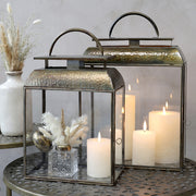 Rézszínű fém lámpások gyertyával.