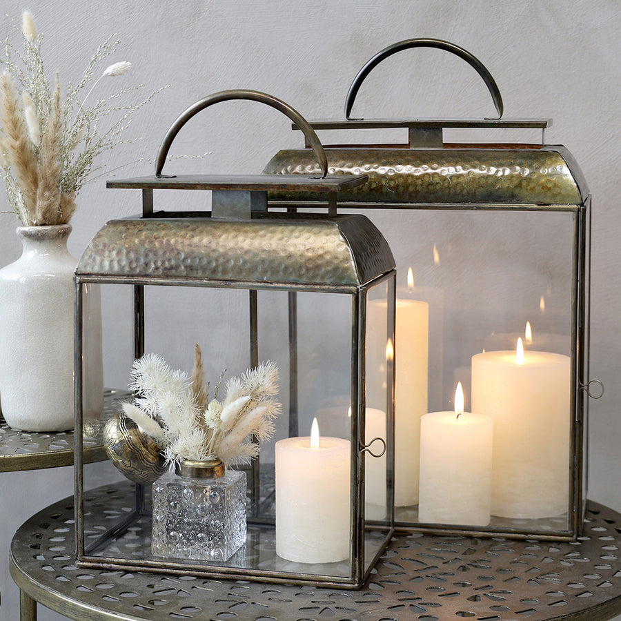 Rézszínű fém lámpások gyertyával.