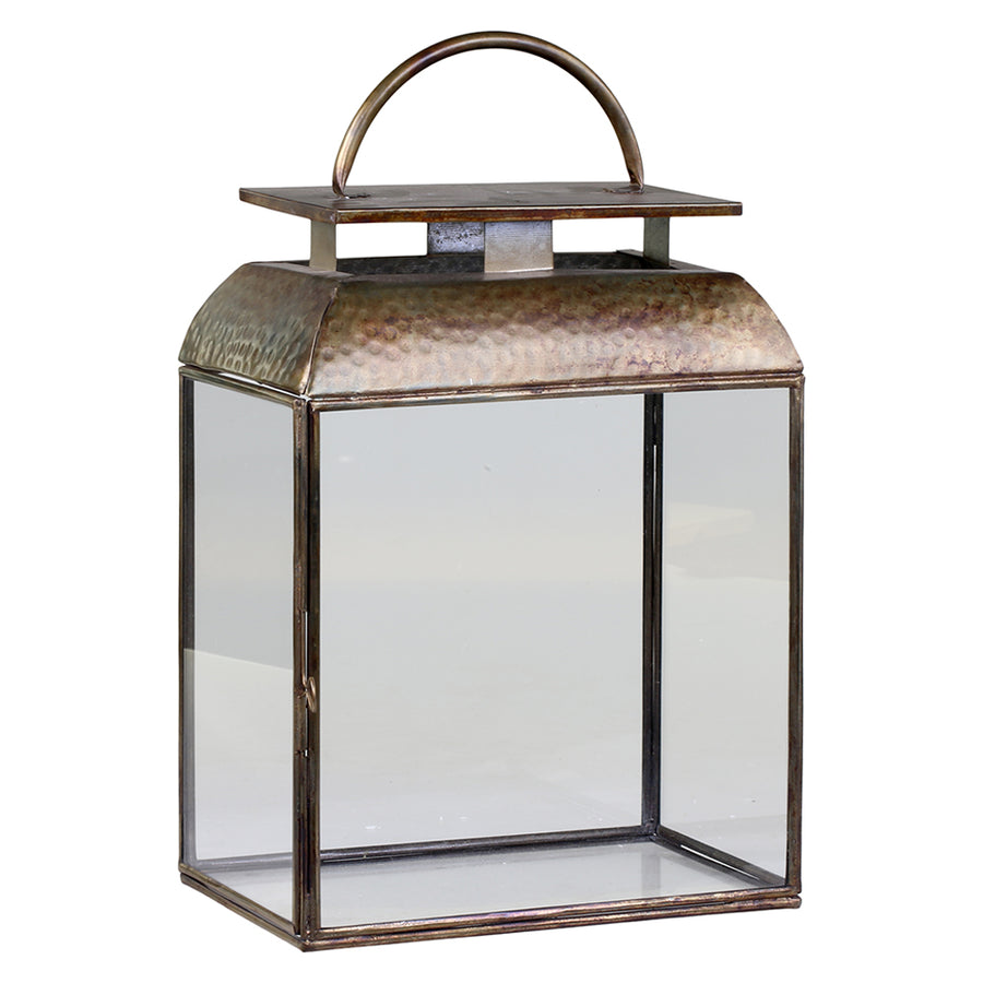 Rézszínű fém lámpás.