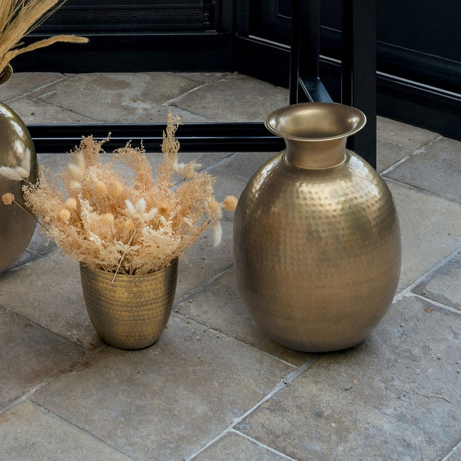 Antikolt felületű,, rézszínű, kalapált fémből készült kézműves váza, száraz virágokkal.