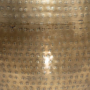 Réz színű kalapált fém.