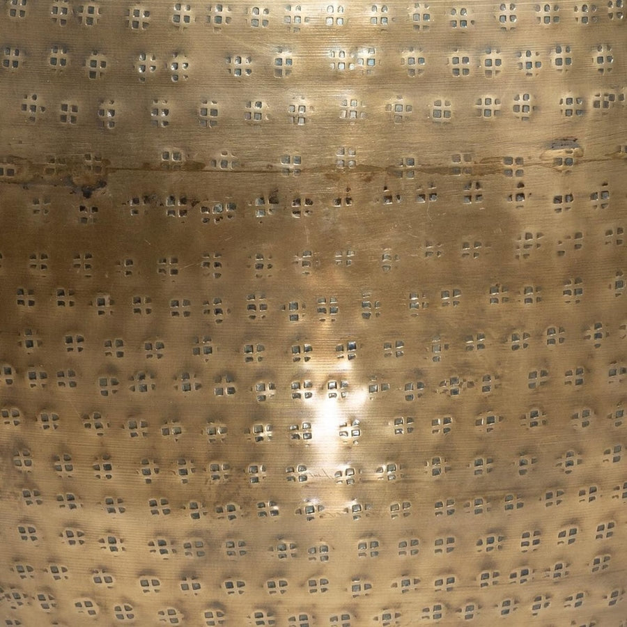 Réz színű kalapált fém.