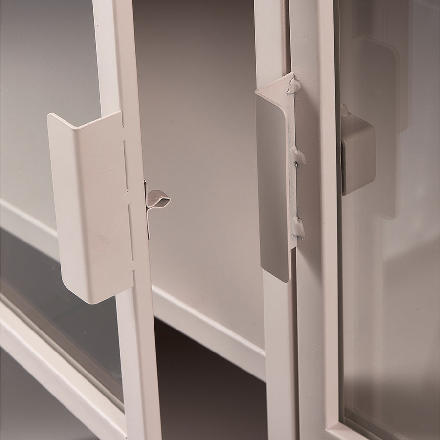 Fémből készült, púderszínű, kortárs design vitrines szekrény.