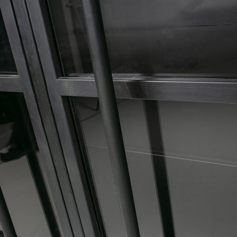 Fekete színű, kortárs design vitrines szekrény, modern, matt bevonattal.