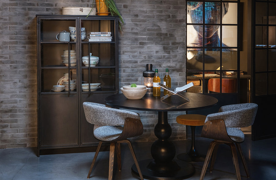 Fekete színű, kortárs design vitrines szekrény, modern, matt bevonattal.