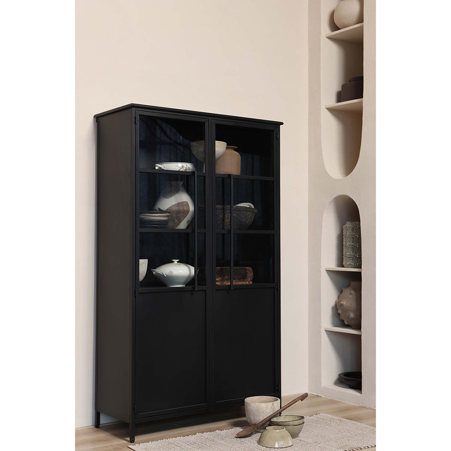 Fekete színű, kortárs design vitrines szekrény, modern, matt bevonattal.