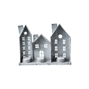 Szürke színű, bádogból készült házikókat formázó lámpás.