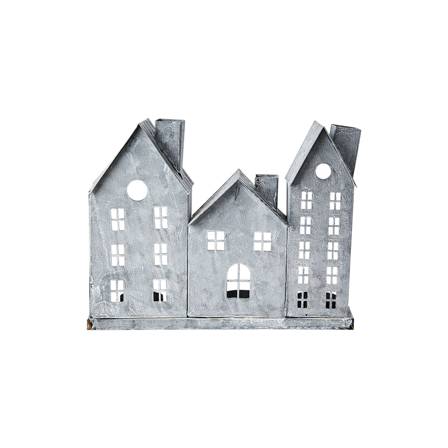 Szürke színű, bádogból készült házikókat formázó lámpás.