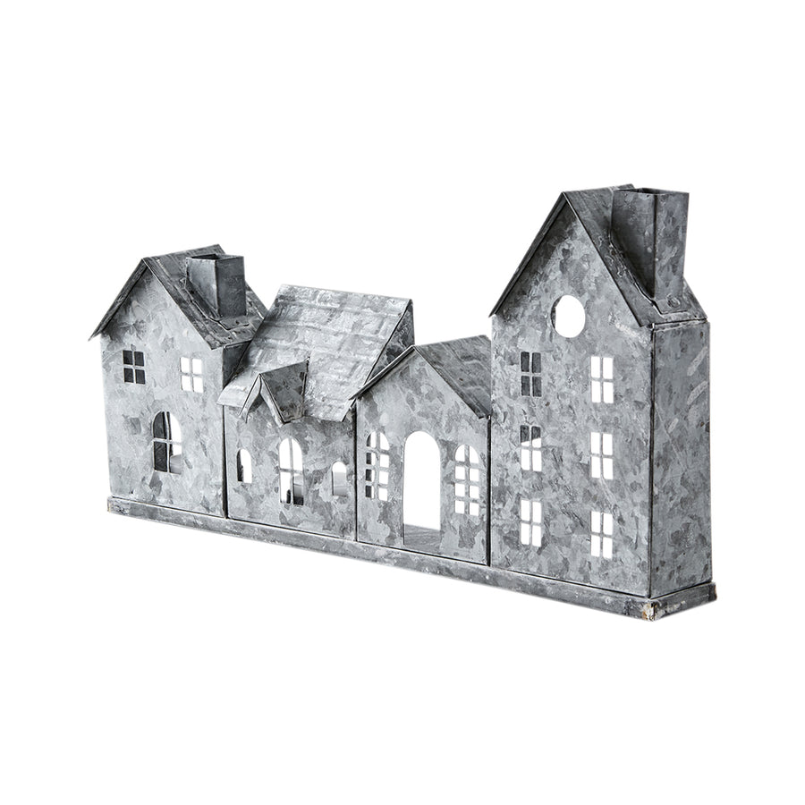 Szürke színű, bádogból készült házikókat formázó lámpás.