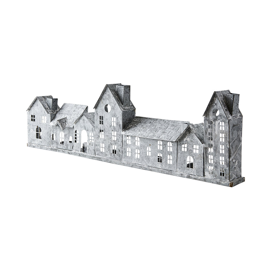 Szürke színű, bádogból készült házikókat formázó lámpás.