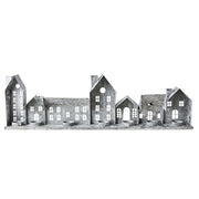 Szürke színű, bádogból készült házikókat formázó lámpás.